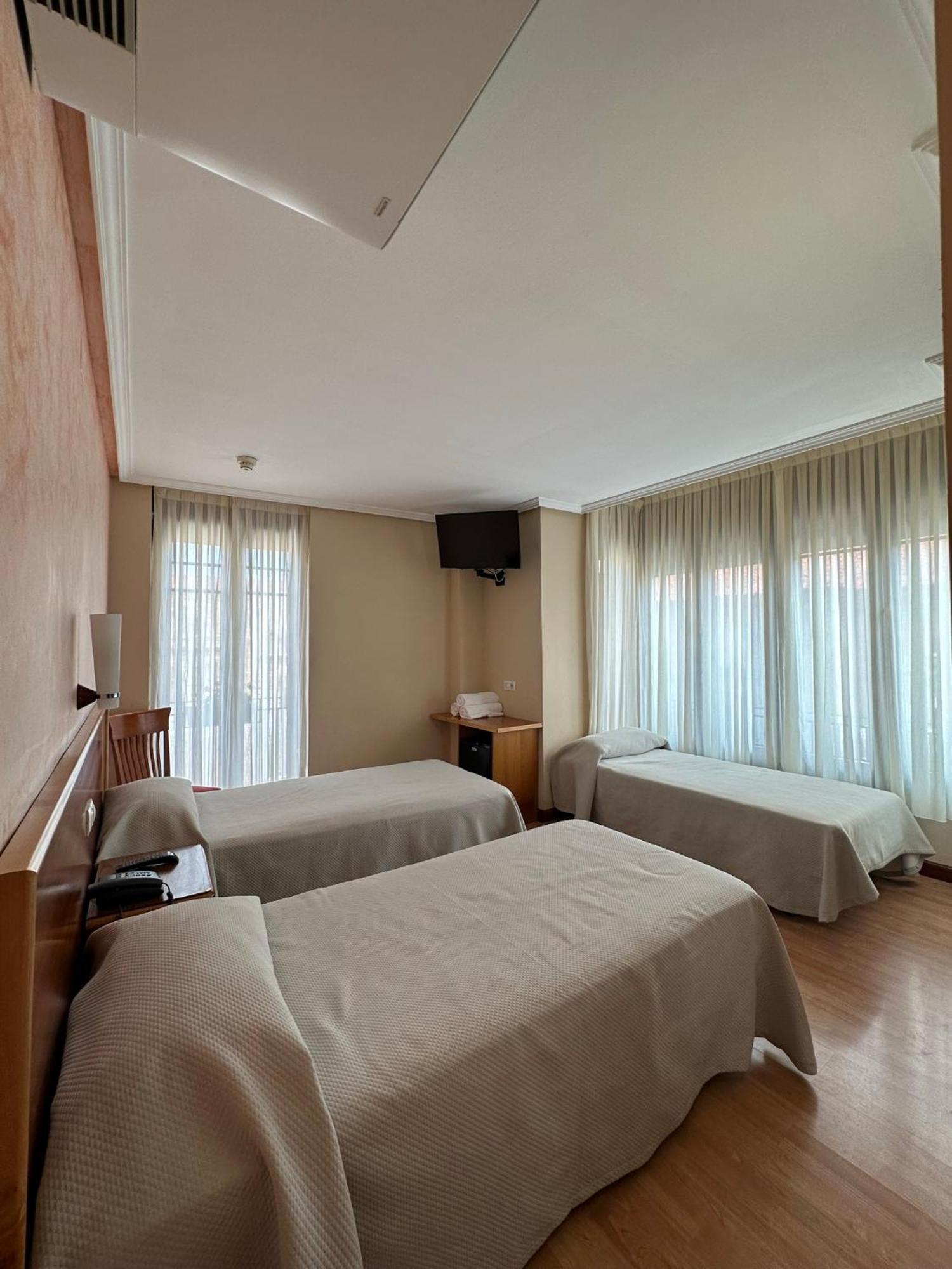 Hostal Restaurante Boccalino เลออน ภายนอก รูปภาพ