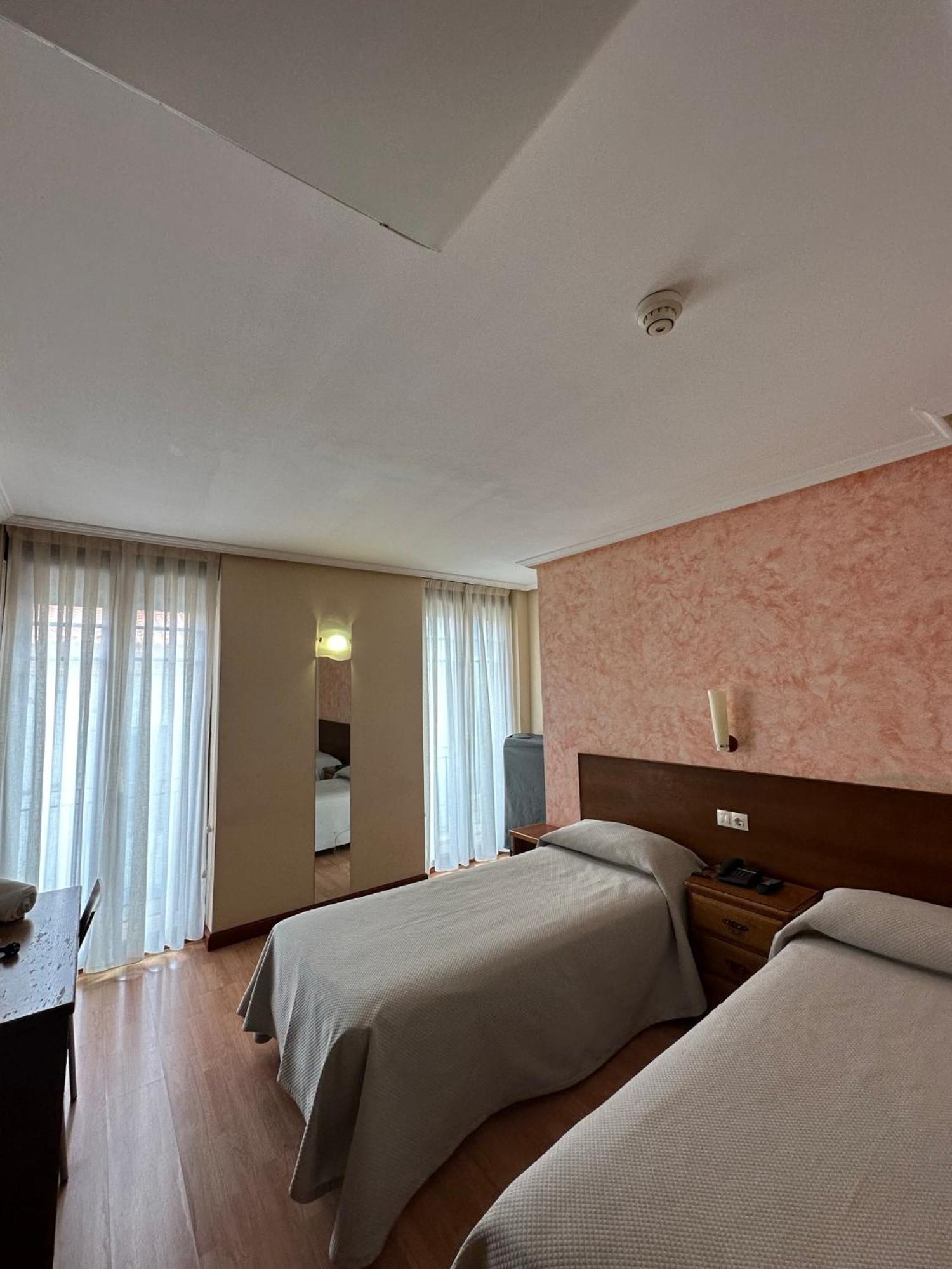 Hostal Restaurante Boccalino เลออน ภายนอก รูปภาพ