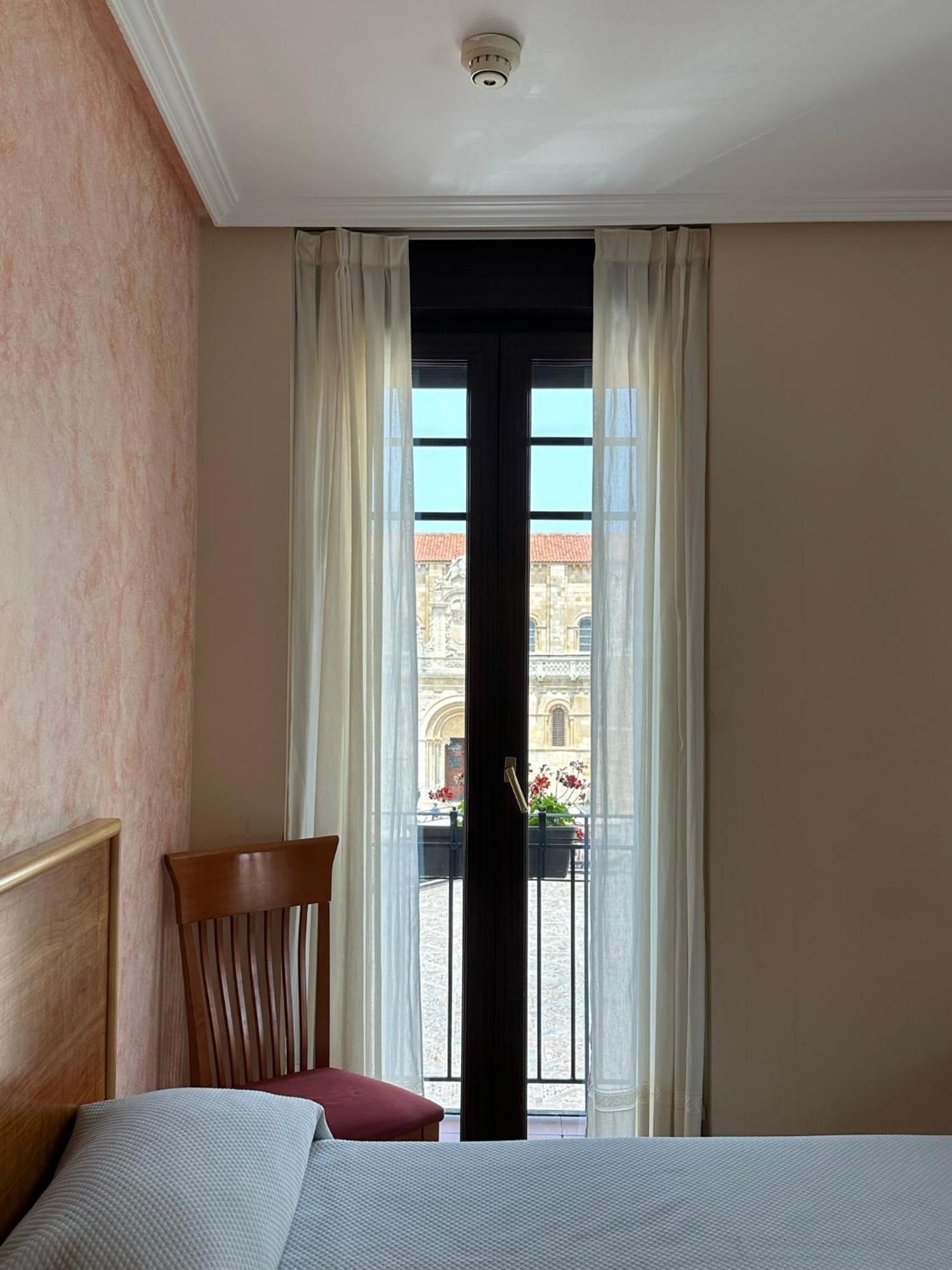 Hostal Restaurante Boccalino เลออน ภายนอก รูปภาพ