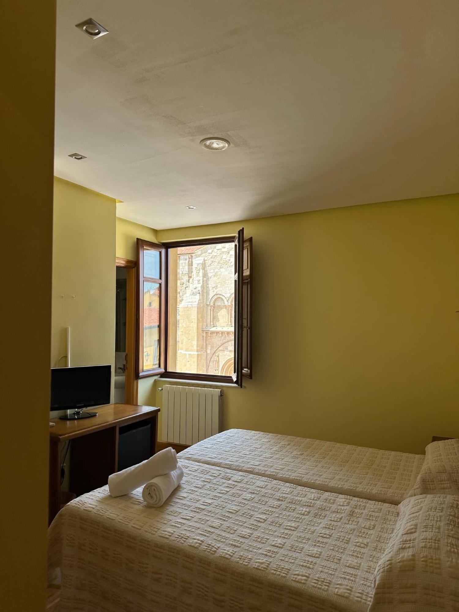 Hostal Restaurante Boccalino เลออน ภายนอก รูปภาพ