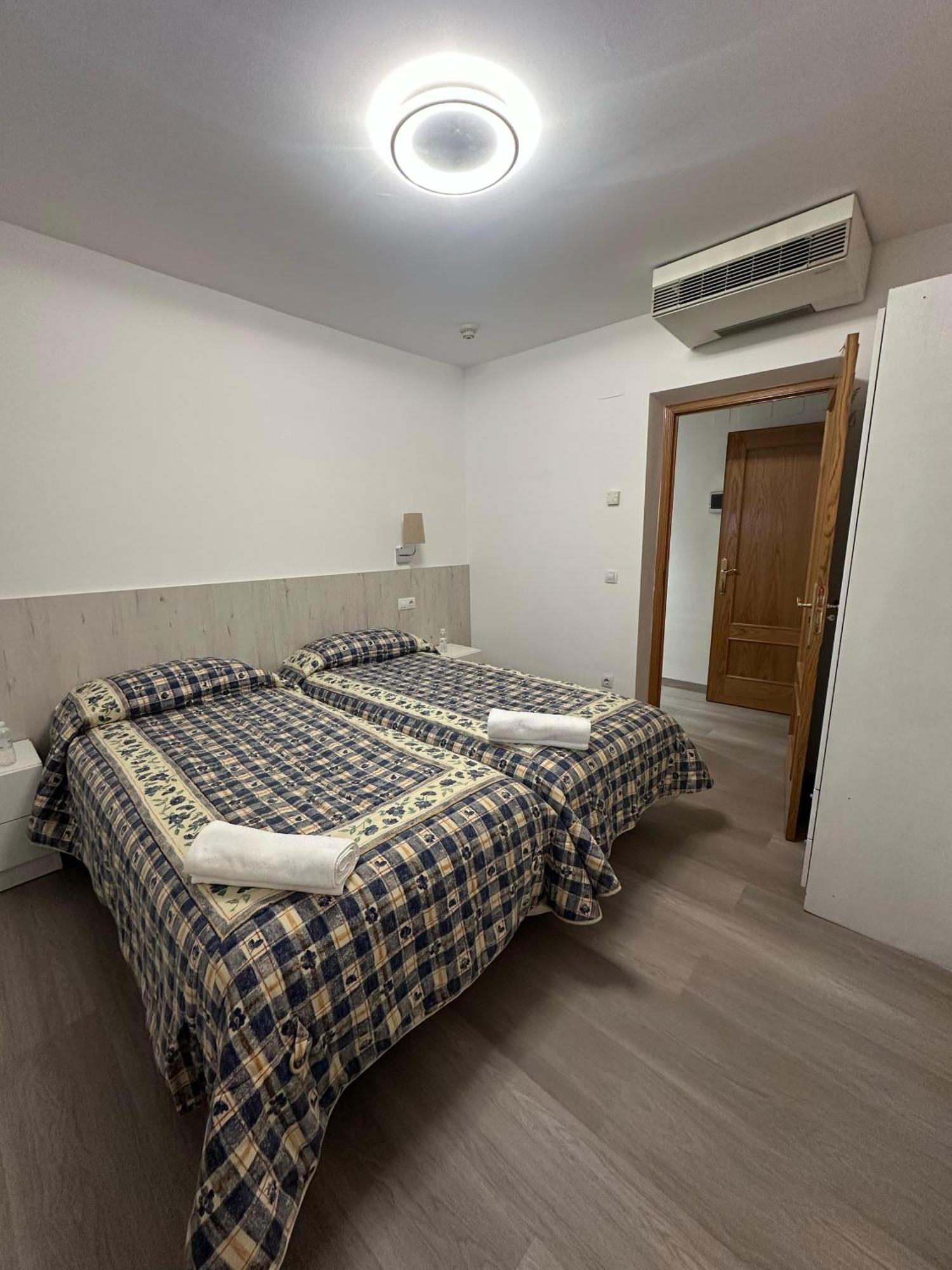 Hostal Restaurante Boccalino เลออน ภายนอก รูปภาพ